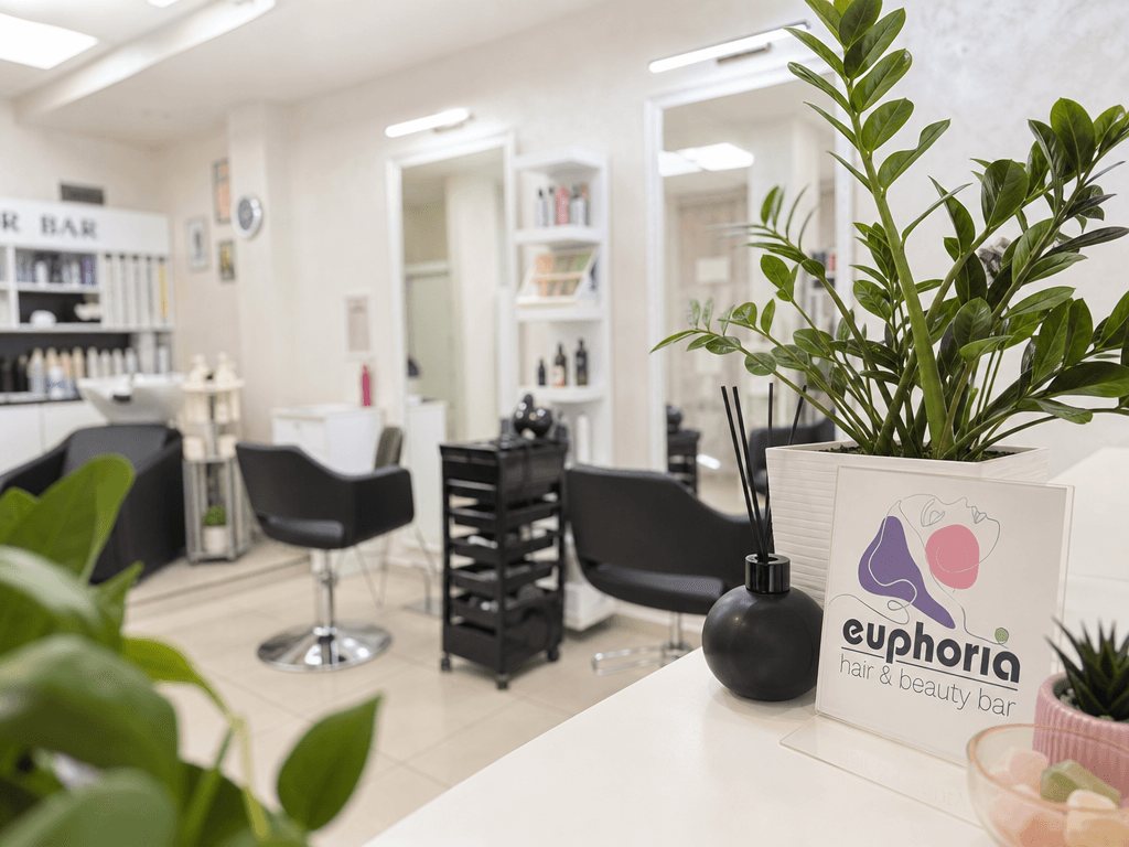 Интериорът на Euphoria Hair & Beauty Bar в кв. Левски, Варна — столове, огледала и зеленина
